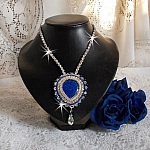 Collier Nil Bleu brod&eacute; avec une pierre de gemme : un Lapis Lazuli en forme de poire, cristaux : chatons, gouttes et toupies Cristal, perles rondes nacr&eacute;es en Verre Bleu Marine et rocailles Argent&eacute;es